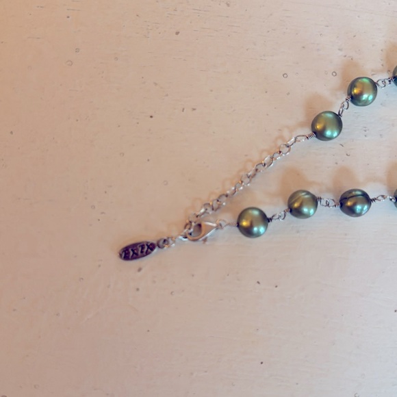 Elegant Green Beaded Necklace with Floral Pendant by Ex Ex - Picture 3 of 6